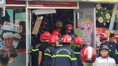Sập cửa hàng tiện lợi vì để hàng hóa quá tải, 1 người tử vong - Ảnh 3. Sập cửa hàng tiện lợi vì để hàng hóa quá tải, 1 người tử vong - Ảnh 3.