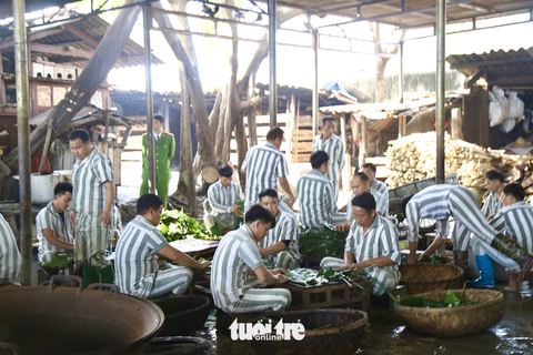 Gói bánh chưng đón Tết trong trại giam Yên Hạ - Ảnh 1. Gói bánh chưng đón Tết trong trại giam Yên Hạ - Ảnh 1.