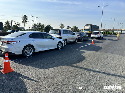 6 ô tô va chạm liên hoàn, cao tốc TP.HCM - Trung Lương ùn ứ - Ảnh 2. 6 ô tô va chạm liên hoàn, cao tốc TP.HCM - Trung Lương ùn ứ - Ảnh 2.