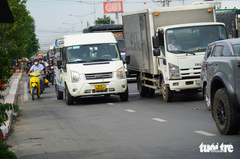 Nhiều xe hơi lấn làn trên quốc lộ 60, Tiền Giang bị phạt ngay - Ảnh 6. Nhiều xe hơi lấn làn trên quốc lộ 60, Tiền Giang bị phạt ngay - Ảnh 6.