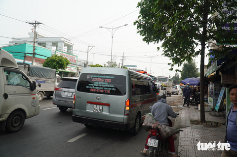 Nhiều xe hơi lấn làn trên quốc lộ 60, Tiền Giang bị phạt ngay - Ảnh 4. Nhiều xe hơi lấn làn trên quốc lộ 60, Tiền Giang bị phạt ngay - Ảnh 4.