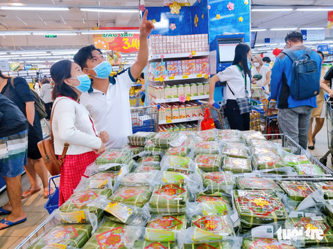 Mua sắm Tết tăng nóng theo các chương trình khuyến mãi - Ảnh 1. Mua sắm Tết tăng nóng theo các chương trình khuyến mãi - Ảnh 1.