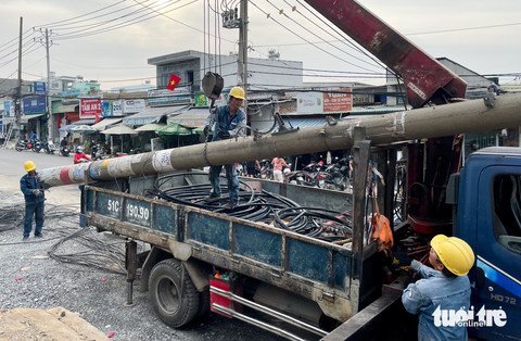 Điện lực Thủ Đức giữ lời hứa, di dời hơn trăm cột điện giữa đường - Ảnh 1. Điện lực Thủ Đức giữ lời hứa, di dời hơn trăm cột điện giữa đường - Ảnh 1.