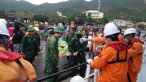 Cứu 2 người nguy kịch trên đảo Cù Lao Chàm, cô lập do sóng lớn - Ảnh 2. Cứu 2 người nguy kịch trên đảo Cù Lao Chàm, cô lập do sóng lớn - Ảnh 2.