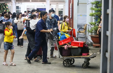 Chu đáo đến chuyến tàu, xe Tết cuối cùng - Ảnh 1. Chu đáo đến chuyến tàu, xe Tết cuối cùng - Ảnh 1.