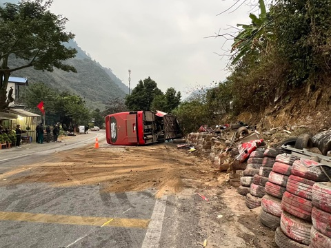 Vụ xe giường nằm mất phanh làm 3 người chết: Xe khách vừa hết đăng kiểm - Ảnh 1. Vụ xe giường nằm mất phanh làm 3 người chết: Xe khách vừa hết đăng kiểm - Ảnh 1.