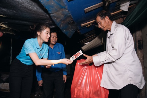 Bảo Ngọc, Thanh Thủy, Thiên Ân, Đỗ Hà mang Tết hạnh phúc cho người khó khăn - Ảnh 3. Bảo Ngọc, Thanh Thủy, Thiên Ân, Đỗ Hà mang Tết hạnh phúc cho người khó khăn - Ảnh 3.