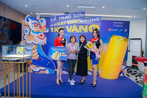 Trao thưởng đợt 5 chương trình Bật nắp trúng 1kg vàng - Ảnh 1. Trao thưởng đợt 5 chương trình Bật nắp trúng 1kg vàng - Ảnh 1.