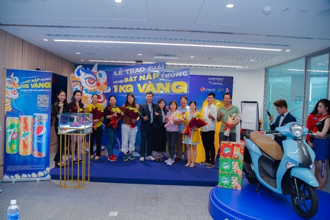 Trao thưởng đợt 5 chương trình Bật nắp trúng 1kg vàng - Ảnh 3. Trao thưởng đợt 5 chương trình Bật nắp trúng 1kg vàng - Ảnh 3.