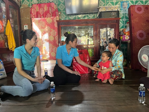 Bảo Ngọc, Thanh Thủy, Thiên Ân, Đỗ Hà mang Tết hạnh phúc cho người khó khăn - Ảnh 4. Bảo Ngọc, Thanh Thủy, Thiên Ân, Đỗ Hà mang Tết hạnh phúc cho người khó khăn - Ảnh 4.