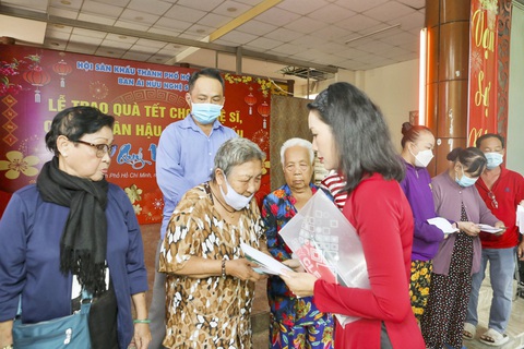 Bảo Ngọc, Thanh Thủy, Thiên Ân, Đỗ Hà mang Tết hạnh phúc cho người khó khăn - Ảnh 11. Bảo Ngọc, Thanh Thủy, Thiên Ân, Đỗ Hà mang Tết hạnh phúc cho người khó khăn - Ảnh 11.