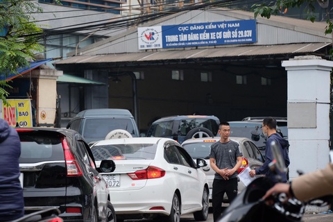 Chưa kiểm tra đột xuất trung tâm đăng kiểm vì công an đang điều tra - Ảnh 1. Chưa kiểm tra đột xuất trung tâm đăng kiểm vì công an đang điều tra - Ảnh 1.