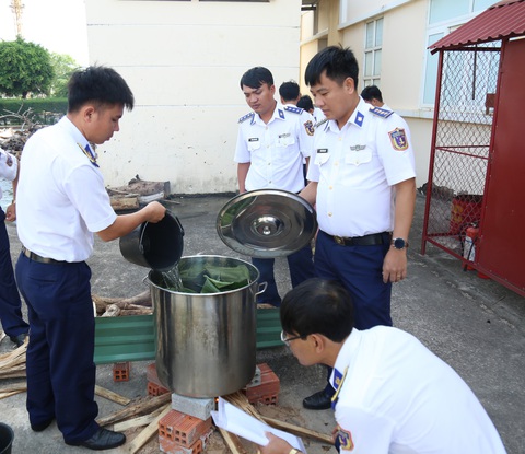 Cảnh sát biển thi tài gói bánh chưng - Ảnh 5. Cảnh sát biển thi tài gói bánh chưng - Ảnh 5.