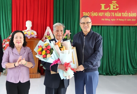 Ở tuổi 95, nhà văn Y Điêng nhận huy hiệu 75 năm tuổi Đảng - Ảnh 1. Ở tuổi 95, nhà văn Y Điêng nhận huy hiệu 75 năm tuổi Đảng - Ảnh 1.