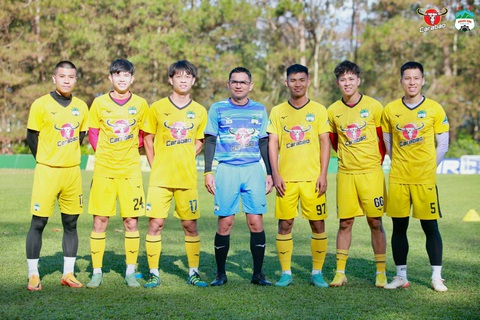 Hoàng Anh Gia Lai và ban tổ chức V-League căng thẳng vì đụng hàng tài trợ - Ảnh 1. Hoàng Anh Gia Lai và ban tổ chức V-League căng thẳng vì đụng hàng tài trợ - Ảnh 1.