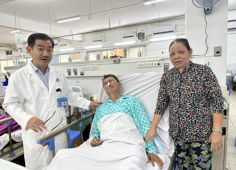Người đàn ông đột quỵ trong chợ An Đông đã tìm được gia đình - Ảnh 1. Người đàn ông đột quỵ trong chợ An Đông đã tìm được gia đình - Ảnh 1.
