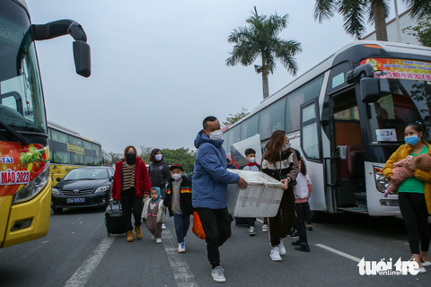 ‘Chuyến xe hạnh phúc’ đưa miễn phí công nhân về quê đón Tết - Ảnh 4. ‘Chuyến xe hạnh phúc’ đưa miễn phí công nhân về quê đón Tết - Ảnh 4.