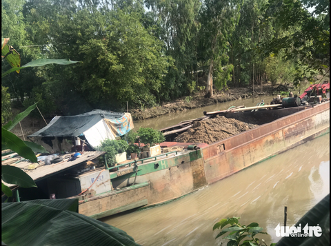 Đưa 200m³ cát gia cố sạt lở tại hiện trường Hạo Nam bị mắc kẹt - Ảnh 1. Đưa 200m³ cát gia cố sạt lở tại hiện trường Hạo Nam bị mắc kẹt - Ảnh 1.