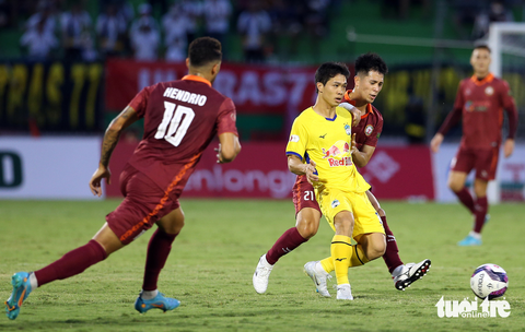 Hoàng Anh Gia Lai và ban tổ chức V-League căng thẳng vì đụng hàng tài trợ - Ảnh 2. Hoàng Anh Gia Lai và ban tổ chức V-League căng thẳng vì đụng hàng tài trợ - Ảnh 2.