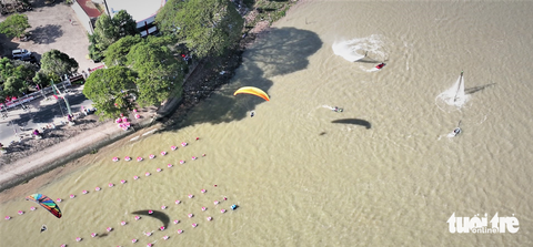 Người dân chen kín bờ kè sông Tiền xem flyboard, dù lượn - Ảnh 5. Người dân chen kín bờ kè sông Tiền xem flyboard, dù lượn - Ảnh 5.