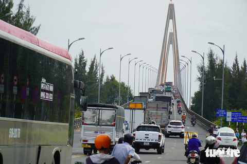 Người dân ùn ùn về miền Tây ăn tết, nhiều đoạn đường ùn ứ - Ảnh 2. Người dân ùn ùn về miền Tây ăn tết, nhiều đoạn đường ùn ứ - Ảnh 2.