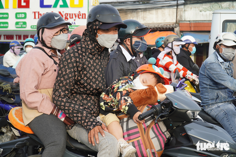 Người dân ùn ùn về miền Tây ăn tết, nhiều đoạn đường ùn ứ - Ảnh 3. Người dân ùn ùn về miền Tây ăn tết, nhiều đoạn đường ùn ứ - Ảnh 3.