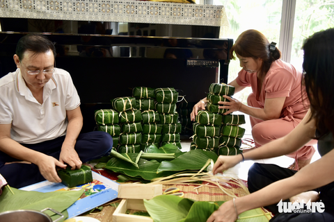 Xem đại gia đình Trịnh Kim Chi gói bánh chưng - Ảnh 3. Xem đại gia đình Trịnh Kim Chi gói bánh chưng - Ảnh 3.