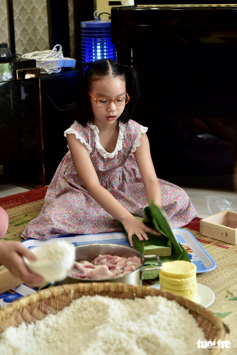 Xem đại gia đình Trịnh Kim Chi gói bánh chưng - Ảnh 4. Xem đại gia đình Trịnh Kim Chi gói bánh chưng - Ảnh 4.