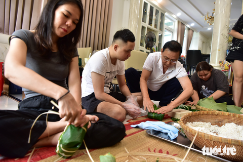 Xem đại gia đình Trịnh Kim Chi gói bánh chưng - Ảnh 5. Xem đại gia đình Trịnh Kim Chi gói bánh chưng - Ảnh 5.