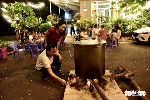 Xem đại gia đình Trịnh Kim Chi gói bánh chưng - Ảnh 7. Xem đại gia đình Trịnh Kim Chi gói bánh chưng - Ảnh 7.