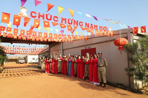 Kết nối trực tuyến, nghe chiến sĩ mũ nồi xanh chia sẻ cảm xúc đón Tết từ châu Phi - Ảnh 2. Kết nối trực tuyến, nghe chiến sĩ mũ nồi xanh chia sẻ cảm xúc đón Tết từ châu Phi - Ảnh 2.