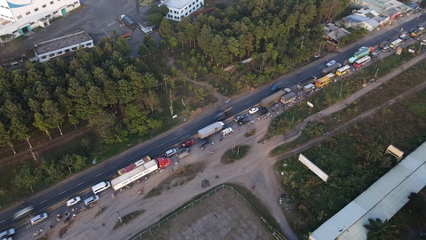 Ớn lạnh với xe giường nằm chạy bạt mạng trên quốc lộ 1 - Ảnh 5. Ớn lạnh với xe giường nằm chạy bạt mạng trên quốc lộ 1 - Ảnh 5.