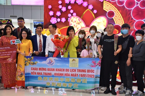Khánh Hòa đón những du khách Trung Quốc đầu tiên trở lại - Ảnh 1. Khánh Hòa đón những du khách Trung Quốc đầu tiên trở lại - Ảnh 1.
