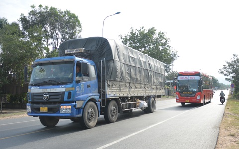 Ớn lạnh với xe giường nằm chạy bạt mạng trên quốc lộ 1 - Ảnh 1. Ớn lạnh với xe giường nằm chạy bạt mạng trên quốc lộ 1 - Ảnh 1.