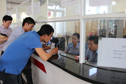 Dân Lý Sơn lên tàu về nhà đón Tết sau ba ngày mệt mỏi chờ ở cảng Sa Kỳ - Ảnh 4. Dân Lý Sơn lên tàu về nhà đón Tết sau ba ngày mệt mỏi chờ ở cảng Sa Kỳ - Ảnh 4.
