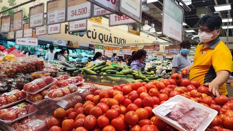 Người Sài Gòn đi sắm Tết tận khuya, siêu thị đông như trẩy hội - Ảnh 4. Người Sài Gòn đi sắm Tết tận khuya, siêu thị đông như trẩy hội - Ảnh 4.