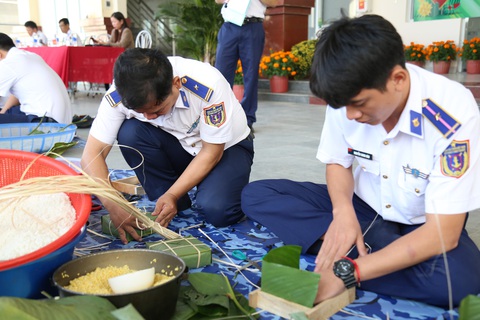 Cảnh sát biển thi tài gói bánh chưng - Ảnh 4. Cảnh sát biển thi tài gói bánh chưng - Ảnh 4.