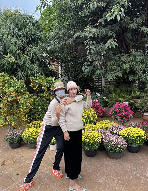 Ảnh vui sao Việt 19-1: HHen Niê mua cả vườn hoa cho mẹ chơi Tết - Ảnh 1. Ảnh vui sao Việt 19-1: HHen Niê mua cả vườn hoa cho mẹ chơi Tết - Ảnh 1.