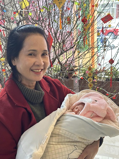 Ảnh vui sao Việt 19-1: HHen Niê mua cả vườn hoa cho mẹ chơi Tết - Ảnh 11. Ảnh vui sao Việt 19-1: HHen Niê mua cả vườn hoa cho mẹ chơi Tết - Ảnh 11.