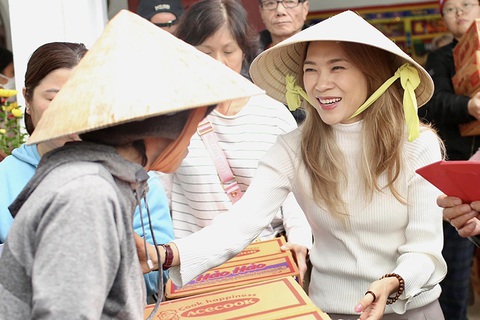 Ảnh vui sao Việt 19-1: HHen Niê mua cả vườn hoa cho mẹ chơi Tết - Ảnh 3. Ảnh vui sao Việt 19-1: HHen Niê mua cả vườn hoa cho mẹ chơi Tết - Ảnh 3.
