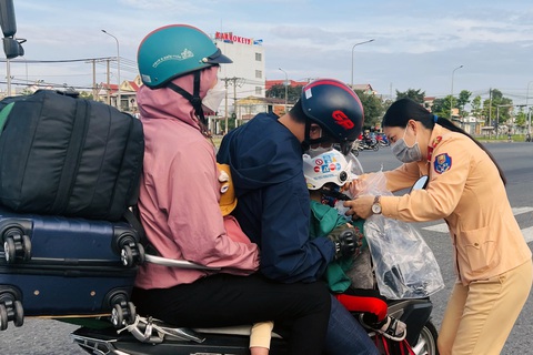 Cảnh sát giao thông Đồng Nai đội nón bảo hiểm cho trẻ về quê đón Tết - Ảnh 1. Cảnh sát giao thông Đồng Nai đội nón bảo hiểm cho trẻ về quê đón Tết - Ảnh 1.