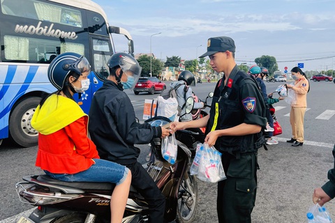 Cảnh sát giao thông Đồng Nai đội nón bảo hiểm cho trẻ về quê đón Tết - Ảnh 2. Cảnh sát giao thông Đồng Nai đội nón bảo hiểm cho trẻ về quê đón Tết - Ảnh 2.