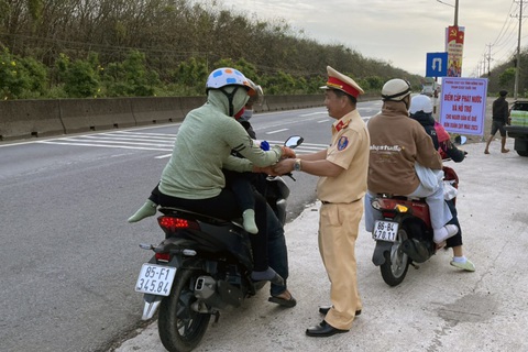 Cảnh sát giao thông Đồng Nai đội nón bảo hiểm cho trẻ về quê đón Tết - Ảnh 3. Cảnh sát giao thông Đồng Nai đội nón bảo hiểm cho trẻ về quê đón Tết - Ảnh 3.