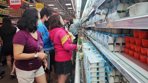 Người Sài Gòn đi sắm Tết tận khuya, siêu thị đông như trẩy hội - Ảnh 9. Người Sài Gòn đi sắm Tết tận khuya, siêu thị đông như trẩy hội - Ảnh 9.