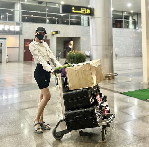 Ảnh vui sao Việt 19-1: HHen Niê mua cả vườn hoa cho mẹ chơi Tết - Ảnh 7. Ảnh vui sao Việt 19-1: HHen Niê mua cả vườn hoa cho mẹ chơi Tết - Ảnh 7.