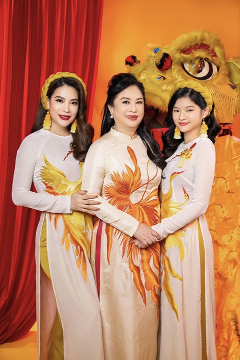 Ảnh vui sao Việt 19-1: HHen Niê mua cả vườn hoa cho mẹ chơi Tết - Ảnh 10. Ảnh vui sao Việt 19-1: HHen Niê mua cả vườn hoa cho mẹ chơi Tết - Ảnh 10.