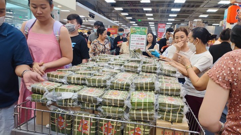 Người Sài Gòn đi sắm Tết tận khuya, siêu thị đông như trẩy hội - Ảnh 5. Người Sài Gòn đi sắm Tết tận khuya, siêu thị đông như trẩy hội - Ảnh 5.