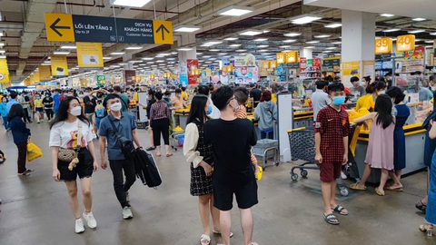 Người Sài Gòn đi sắm Tết tận khuya, siêu thị đông như trẩy hội - Ảnh 1. Người Sài Gòn đi sắm Tết tận khuya, siêu thị đông như trẩy hội - Ảnh 1.