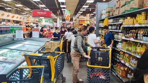 Người Sài Gòn đi sắm Tết tận khuya, siêu thị đông như trẩy hội - Ảnh 2. Người Sài Gòn đi sắm Tết tận khuya, siêu thị đông như trẩy hội - Ảnh 2.