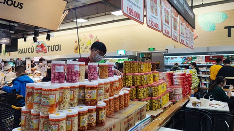 Người Sài Gòn đi sắm Tết tận khuya, siêu thị đông như trẩy hội - Ảnh 6. Người Sài Gòn đi sắm Tết tận khuya, siêu thị đông như trẩy hội - Ảnh 6.
